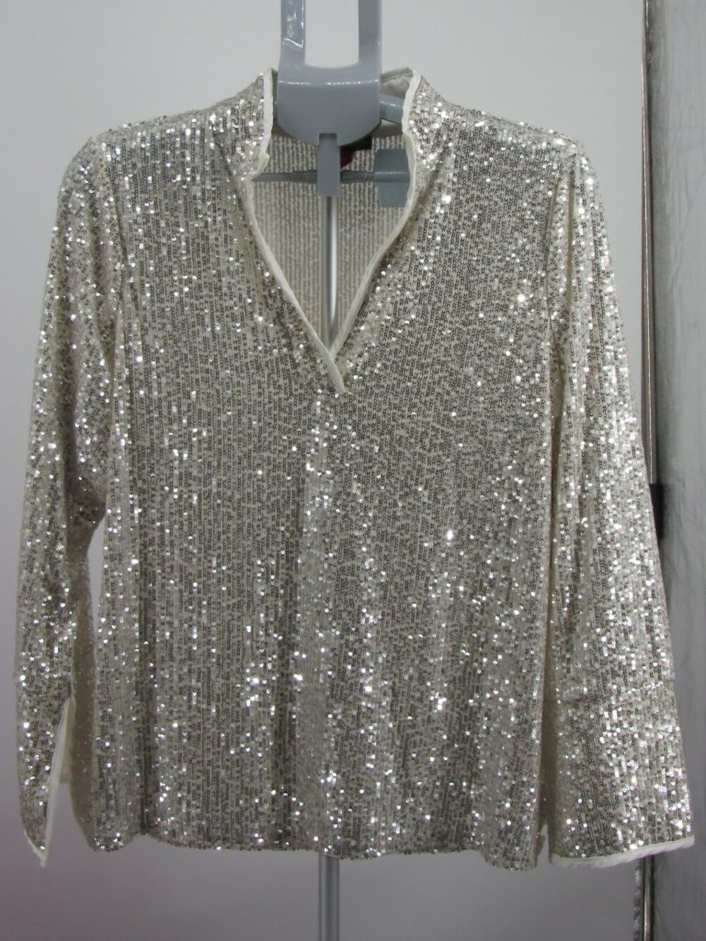 NWT VINCE CAMUTO confetti ready SILVER long sleeve top V neck sz M
